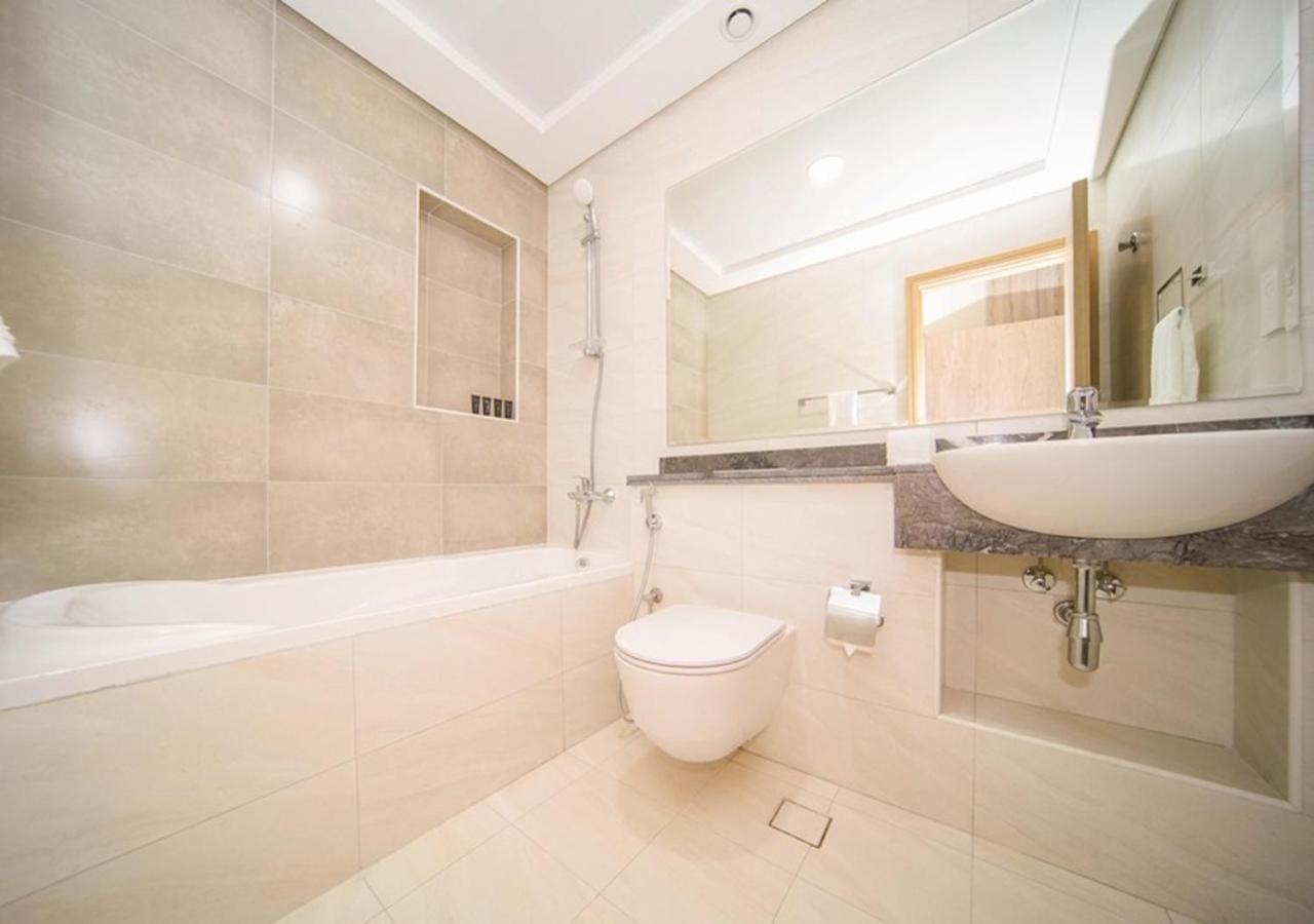 Elegant 2Br View With Rooftop Pool The Bay Dubai Exterior foto